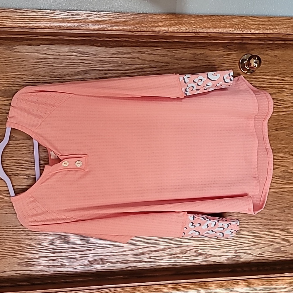 Long sleeve knit summer top.